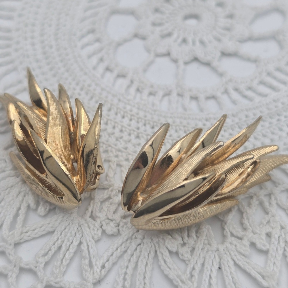 Vintage Gold Tone Flame Leaf Spray Clip On Earrings Statement Textured Retro